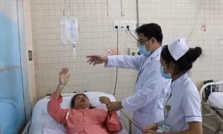 Y bác sĩ bệnh viện Chợ Rẫy đang chăm sóc cho bệnh nhân