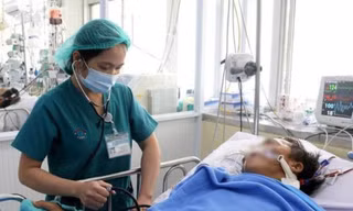Người đàn ông bị rắn cắn đang được điều trị tại BV Chợ Rẫy (ảnh:BVCC)