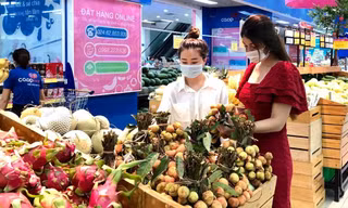 Người tiêu dùng chon mau vải thiều đặc sản ở siêu thị