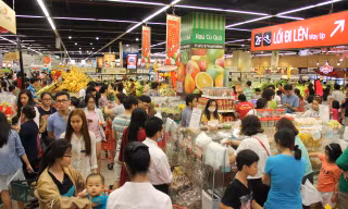 Tấp nập người dân đến siêu thị mua sắm tết ngày cuối tuần