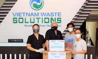 Công ty VWS tặng khẩu trang và quần áo chống dịch cho Huyện ủy huyện Bình Chánh sáng ngày 28/8