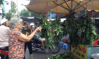 'Lá xông, bánh ú nước tro' đắt hàng trước tết Đoan Ngọ