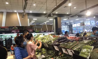 Nhiều mặt hàng thịt, rau củ giảm giá hỗ trợ người mua