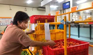Người dân mua rau củ tại Bưu cục quận 5