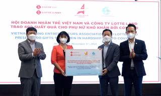 Hội Doanh nhân trẻ Việt Nam và Lotte Land trao biểu trưng cho Hội LHPN Việt Nam