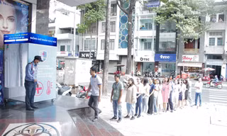 Dòng người xếp hàng chờ vào buồng khử khuẩn
