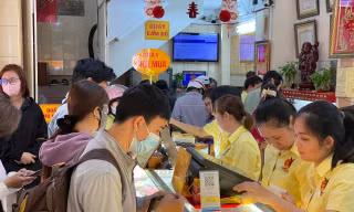 Giá vàng tăng giảm loạn xạ, người dân TPHCM ùn ùn đi bán