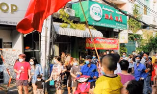 Người dân Mả Lạng (Q.1, TPHCM) vui mừng được gỡ phong tỏa chiều mùng 4 Tết (ảnh: HCDC)