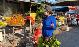 Chi tiêu Tết Đoan Ngọ: Chỉ dám mua bó lá xông