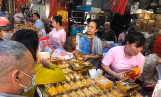 Tranh thủ nghỉ lễ, người dân xếp hàng mua bánh trung thu