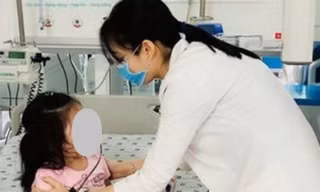 Bà trộn thuốc độc vào cơm để diệt chuột, cháu ăn phải nhập viện