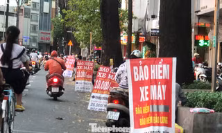Bảo hiểm xe máy vỉa hè "siêu rẻ" bán trên nhiều tuyến đường Sài Gòn
