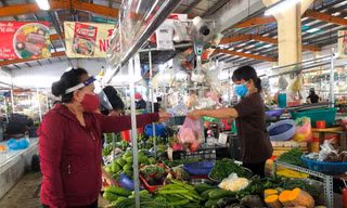 Tiểu thương mừng rơn khi lại được ra chợ
