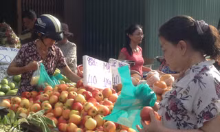 Táo Mỹ giá bèo 40.000 đồng/kg, dân Sài Gòn chen nhau mua