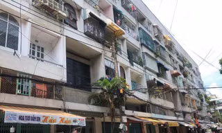Chung cư Lac Long Quân (Q.11) vắng vẻ khi có người tiếp xúc với ca dương tính COVID-19