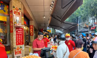 Lo không mua được heo quay cúng Thần Tài dù đã xếp số, nhưng chờ cả trăm người đứng trước