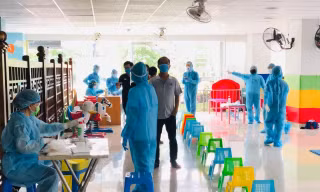 Lấy mẫu xét nghiệm COVID-19 (ảnh: HCDC)