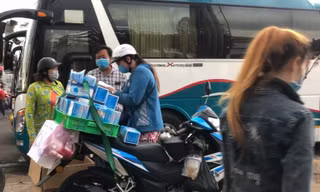 Khẩu trang y tế bán nhan nhản trên vỉa hè