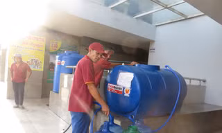 Chung cư Carina không điện, không nước, cư dân phải hứng nước ở bể tập thể và xách về căn hộ để dùng