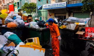 Rối bời ngày đầu 'cân rác tính tiền' ở TPHCM