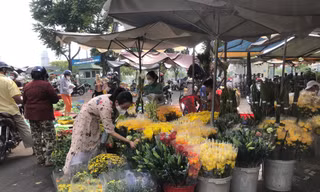 Nhiều loại hoa trái có giá rẻ trong ngày rằm nhưng vắng khách