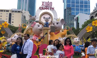 Dân Sài Gòn tận dụng những ngày nghỉ tết để du xuân