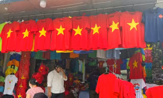 Người dân TPHCM nườm nượp đi mua áo, mũ, cờ đỏ sao vàng