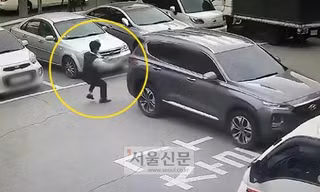 'Hot': Pha cứu người khỏi bị xe ô tô đè nghiến trong gang tấc của một nam thanh niên