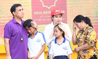 MC Quyền Linh bật khóc nhắc về tuổi thơ cơ cực, từng bỏ học để nhường em đến lớp