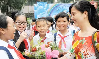 Tình nghĩa học trò níu tôi đứng lại bục giảng