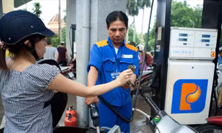 Giá bán lẻ xăng E5RON92 xuống còn tối đa 19.902 đồng/lít từ 15h hôm nay