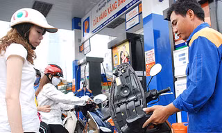 Xăng tăng giá vượt ngưỡng 17.000 đồng/lít từ 15h hôm nay