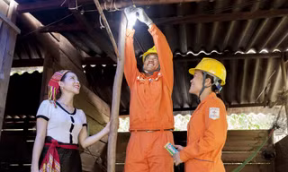 Cùng với miễn, giảm giá điện cho một số nhóm khách hàng, EVN đề xuất lùi thu tiền điện 1 tháng