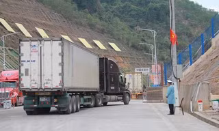 Theo Bộ Công Thương, Trung Quốc dừng hoạt động xuất nhập khẩu hàng hoá qua cửa khẩu phụ Cốc Nam với lý do chống dịch COVID-19