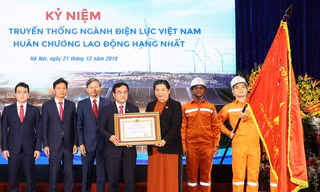Ủy viên Bộ Chính trị, Phó Chủ tịch Thường trực Quốc hội Tòng Thị Phóng đã trao Huân chương Lao động hạng Nhất lần thứ ba cho Tập đoàn Điện lực Việt Nam.