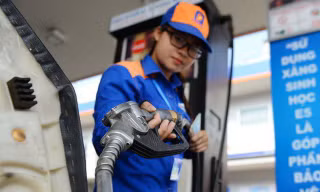 Giảm 4.100 đồng/lít, xăng E5RON92 xuống còn gần 12.000 đồng/lít từ 15h hôm nay