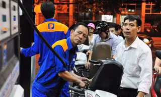 Giá xăng được giữ nguyên trong kỳ điều hành này nhưng giá các loại dầu được điều chỉnh tăng thêm từ 205 đồng - 296 đồng/lít, kg