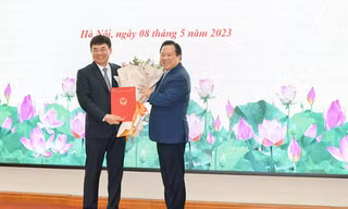 Ông Nguyễn Hoàng Anh - Chủ tịch Ủy ban Quản lý vốn nhà nước tại doanh nghiệp trao quyết định của Thủ tướng Chính phủ cho ông Ngô Hoàng Ngân