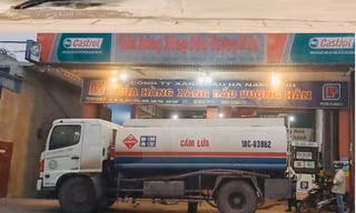 Xe ôtô mang biển kiểm soát 18C-03.862 đang dừng đỗ để bơm xăng từ xe bồn vào bồn chứa (ảnh cắt từ Clip từ người cung cấp).