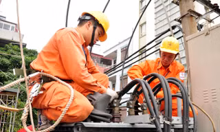Công nhân Tổng công ty Điện lực Hà Nội làm việc dưới nắng nóng gay gắt để đảm bảo cấp điện cho người dân Thủ đô