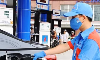 Cùng với việc trích mạnh sử dụng Quỹ Bình ổn giá xăng dầu, giá bán lẻ các mặt hàng xăng dầu giảm nhẹ từ 102 đồng – 162 đồng/lít, kg.