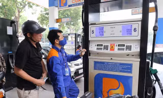 Xăng E5RON92 giảm 135 đồng/lít, xuống còn 19.223 đồng/lít bán lẻ từ 15h hôm nay