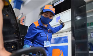 Từ 15h hôm nay, giá bán lẻ xăng E5RON92 giảm 143 đồng/lít, xăng RON95-III giảm 130 đồng/lít trong khi dầu diesel 0.05S giảm 443 đồng/lít và dầu hỏa giảm 532 đồng/lít. Ảnh: Như Ý