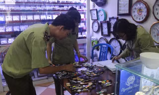 Quản lý thị trường kiểm tra đồng hồ đeo tay giả mạo các nhãn hiệu bị thu giữ