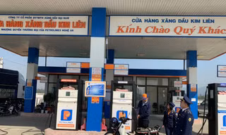 Lực lượng quản lý thị trường kiểm tra các cây xăng bán lẻ