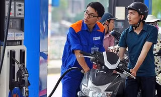 GIá bán lẻ các mặt hàng xăng dầu được giữ nguyên như kỳ điều hành trước kể từ 15h ngày hôm nay