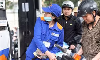Theo ước tính của các doanh nghiệp xăng dầu đầu mối, dự kiến giá xăng ngày mai sẽ tăng khoảng 600 đồng/lít nếu không chi sử dụng Quỹ bình ổn giá