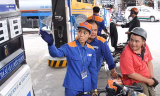 Trong kỳ điều hành giá lần này, cơ quan quản lý giữ nguyên giá bán các loại dầu. Gía xăng giảm 224 đồng/lít