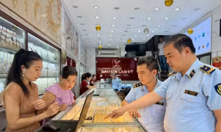 Kiểm tra 3 cửa hàng kinh doanh vàng tại Hà Nội