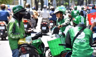 Grab đã phải dừng việc thu phụ phí “thời tiết nắng nóng gay gắt” trước sự phản ứng dữ dội từ dư luận, khách hàng cũng như của chính các tài xế